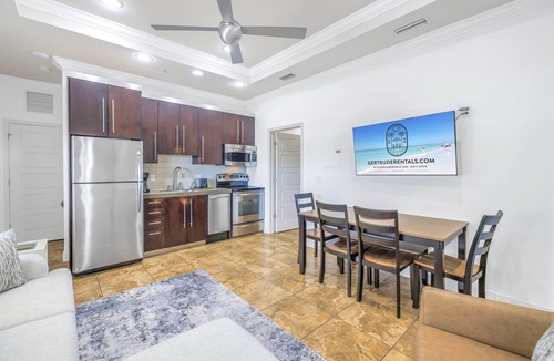 Siesta Key House | Gertrude's Siesta | Pool, Jacuzzi! 1-minute to Beach! 4-min Dining & Music!