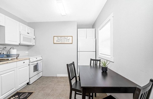 Oakford Park Apartment | Glamorous City Studio - Prime Location Near All!