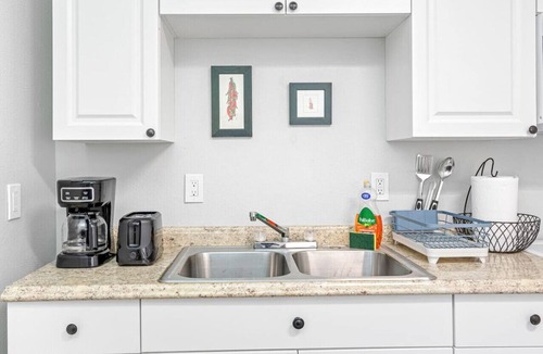 Oakford Park Apartment | Glamorous City Studio - Prime Location Near All!
