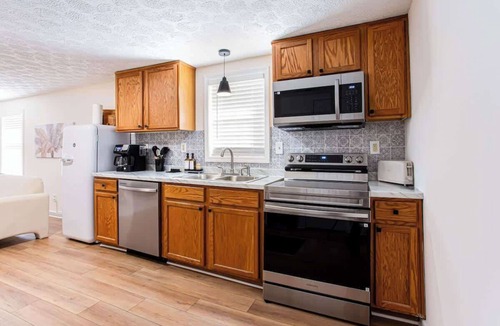 Dallas House | Gold Mine Retreat Hot Tub, Sauna & Fireplace