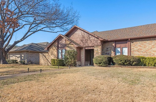 Buckingham House | Gorgeous 4-bedroom duplex with AC in tranquil Richardson