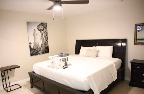 Lakeland House | Gorgeous King Master Suite with Private Lavatory