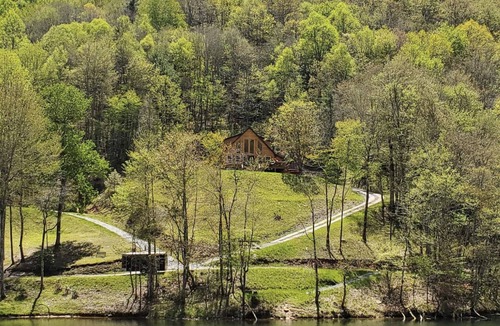 Topton Cabin | GORGEOUS LAKE FRONT CABIN - PRIVATE LAKE ACCESS-FISHING, KAYAKING, AND HIKING.