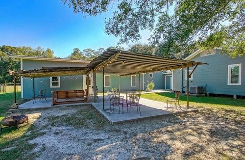 Central House | Gotta "Lovett" Farmhouse -Spacious 3 bedroom home on sprawling 6+ acres