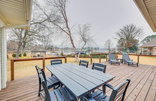 Lake Hamilton Cottage | Grand Lakefront Home in Hot Springs w/Boat Dock!