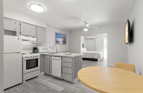 North Redington Beach Hotel | Grand Shores West