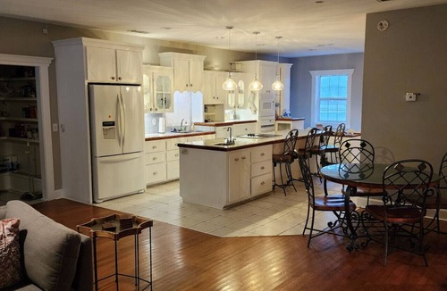Midway House | Grandma’s House at Mid Way Retro Retreat Pet & Family Friendly