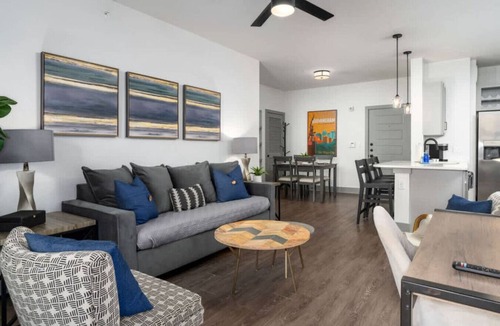 Crestline Heights Apartment | Grandview Apartment: Shops, Restaurants Nearby!