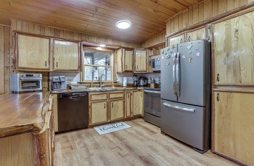White House | Great for Groups! Spacious Melcroft Home w/Deck
