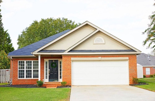 Grovetown House | Greenside Getaway | Pet Friendly with Yard, Firepit, WiFi & Netflix