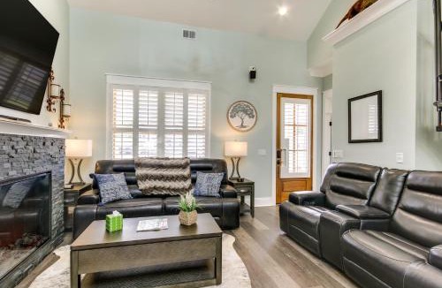 Greenwood House | Greenwood Getaway w/Furnished Patio & Lake View