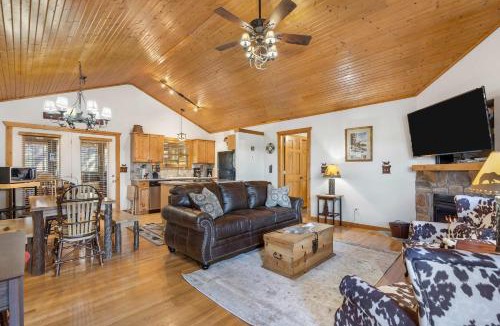 Reeds Spring House | Grey Moose Lodge with Amenities Access