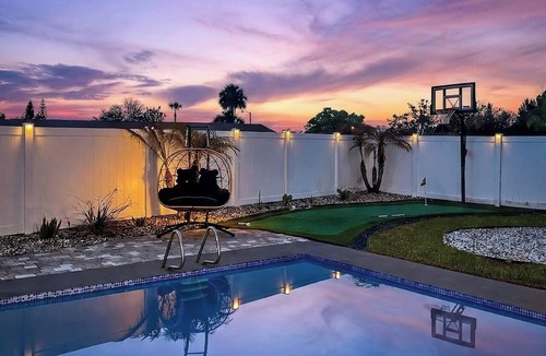 Sky Lake House | Groovy 4bed/2bath home with pool near Florida Mall