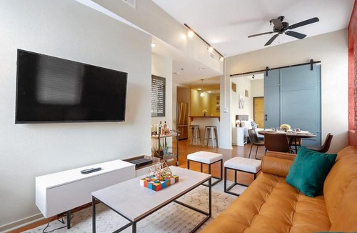 Arts/Warehouse District Apartment | Group Getaway - 2 Modern 3BR-2BA Warehouse Flats - 6 Bedrooms & 4 Baths Total