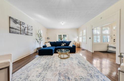 Columbus Villa | Group Getaway in a Grand Historic Home 15 minutes to Fort Benning Sleeps 10