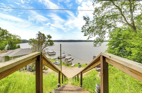 Horton Cottage | Group Retreat on Wolf Lake! Paddle, Fish & BBQ