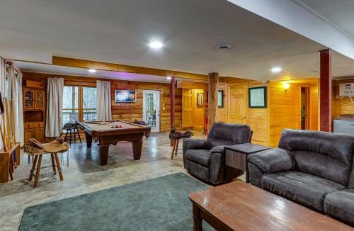 Tennga House | Groups Welcome! Cozy Creek-Front Cabin in Old Fort