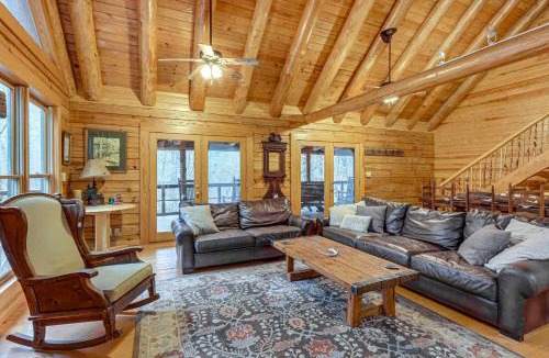 Tennga House | Groups Welcome! Cozy Creek-Front Cabin in Old Fort