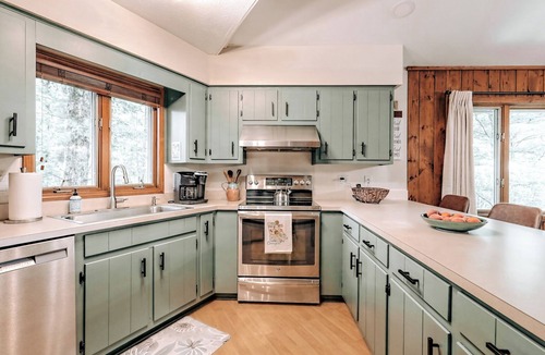 Dillard Cabin | GUEST FAVORITE! Mountain Views, Golf, Hiking, Pickleball, FAMILY & PET Friendly