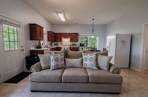 Johns Creek Apartment | Guest house - Stunning retreat -Surrounded by forest - Alpharetta