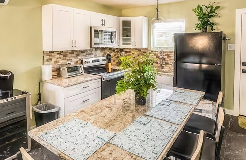 Cedar Hill House | Guest Villa: Modern Comfort Near Joe Pool Lake in Cedar Hill
