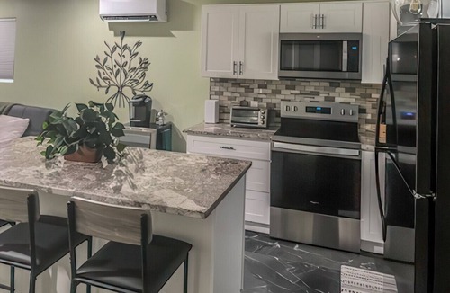 Cedar Hill House | Guest Villa: Modern Comfort Near Joe Pool Lake in Cedar Hill