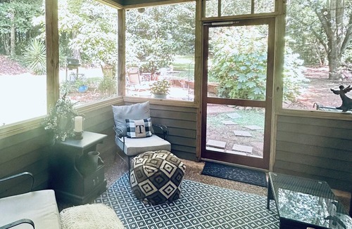 Opelika House | "Guesthouse" Cozy private home with a custom golf putting green!
