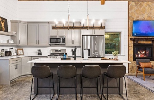 Hochatown Cabin | ✨Hampton's Hideaway: Luxury cabin with 🎲 Games, 🪁 Playground, and 💦 Hot Tub✨