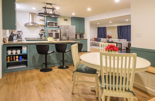 Savannah House | Heated Pool - Pickleball - Putting Green