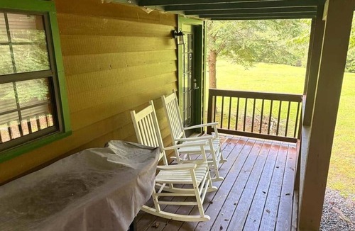 Hiawassee House | Hemlock Cabin, a small cozy stay on the Hiawassee