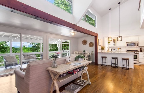 Hiawassee Ski Chalet | Hiawassee Chalet | Hot tub | Pet Friendly I Enclosed Patio/1m to Marina