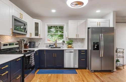 Hikes Point House | Hidden Gem- Stylish Comfort Prime Location Family Friendly