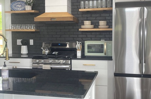 Little Flock House | Hide & Chic Modern Escape in Little Flock. Peaceful Location, Games, Sleeps 6