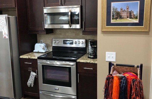Auburn House | High End Townhouse 12 min walk to Campus and Downtown