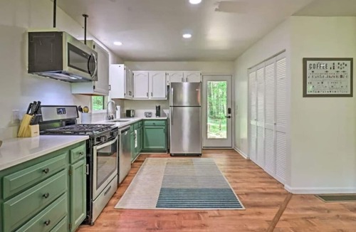 Mirror Lake Cabin | Highlands Escape, 1 mile to town - Retreat to the Mountains to Relax