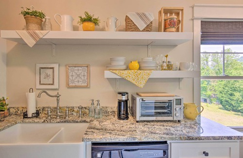 Tigerville Apartment | Hike, Fish & Unwind: Mtn-View Gem in Landrum!