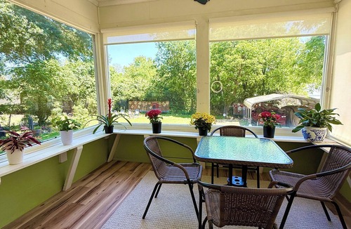 Brenham House | Historic, Downtown, Private Entrance, and Bath