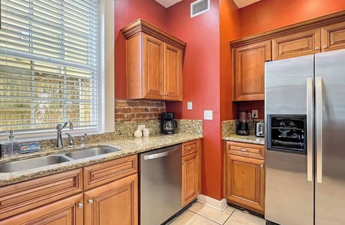 Savannah Victorian District House | Historic Hideaway on Forsyth