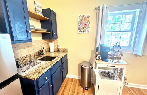 Laurel Apartment | Historic Hilltop Guesthouse - Charming studio/cottage one block from downtown