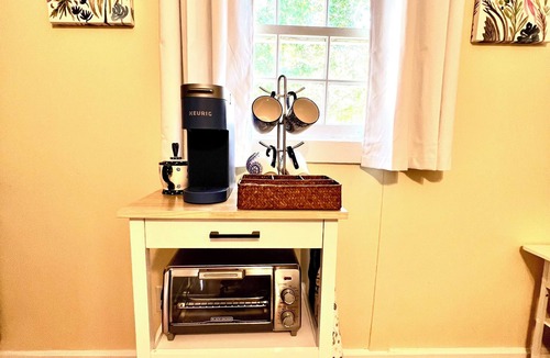 Laurel Apartment | Historic Hilltop Guesthouse - Charming studio/cottage one block from downtown