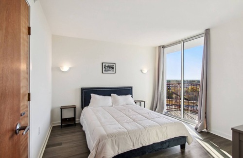 Viavant - Venetian Isles Hotel | Historic One Bedroom with a Sweeping City View