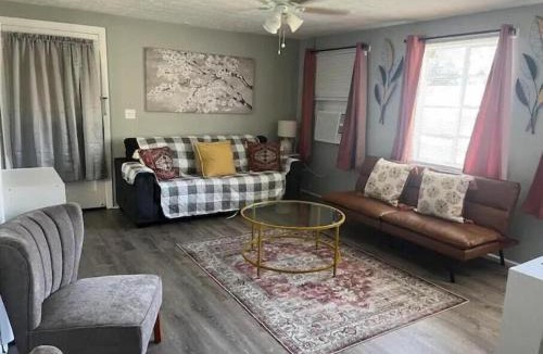 Valdosta Apartment | Historic Peaceful Apt near VSU & SGMC