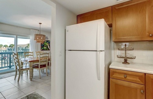 Fernandina Beach Condo | Hit the Courts, Hit the Beach: Playcation Awaits