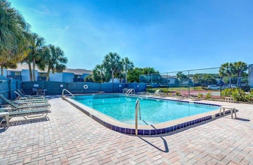 Fernandina Beach Condo | Hit the Courts, Hit the Beach: Playcation Awaits