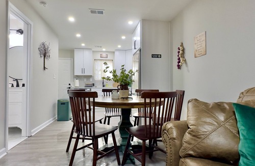 Oakwood House | Hobbiton Charm 2 BR Townhouse with LOTR inspired theme.