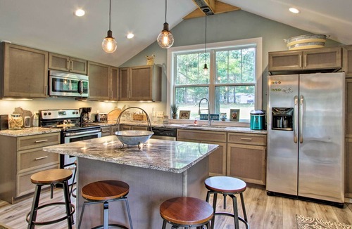 Holcombe Cottage | Holcombe Lakefront Cottage: Fishing & Snowmobiling