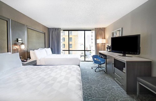 Downtown Memphis Hotel | Holiday Inn: 2Double Suite w/Gym close to Action
