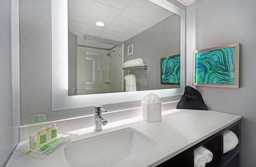 Downtown Memphis Hotel | Holiday Inn: 2Double Suite w/Gym close to Action