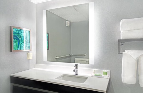 Downtown Memphis Hotel | Holiday Inn: 2Double Suite w/Gym close to Action