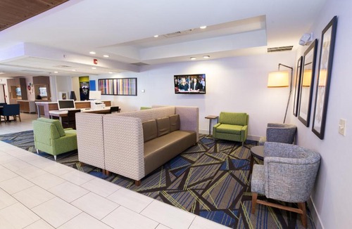 Clinton Hotel | Holiday Inn Express Hotel & Suites Clinton by IHG